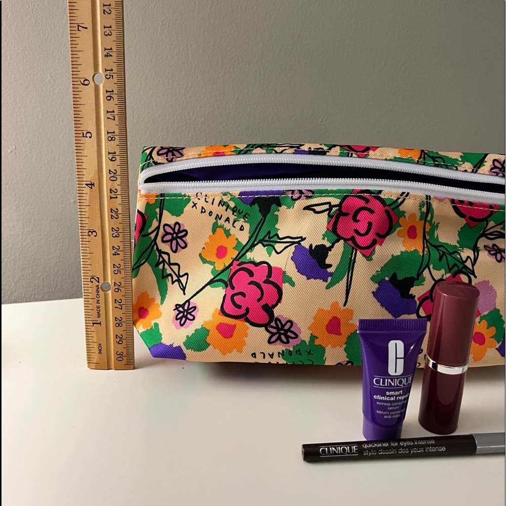 ⭐️Host Pick⭐️ Clinique bag with 3 products - Picture 4 of 7
